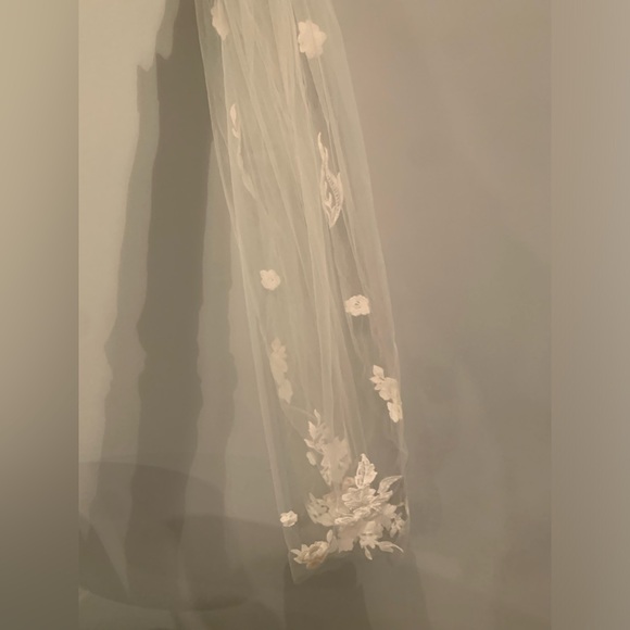 Brand new David’s Bridal Veil - Picture 3 of 5